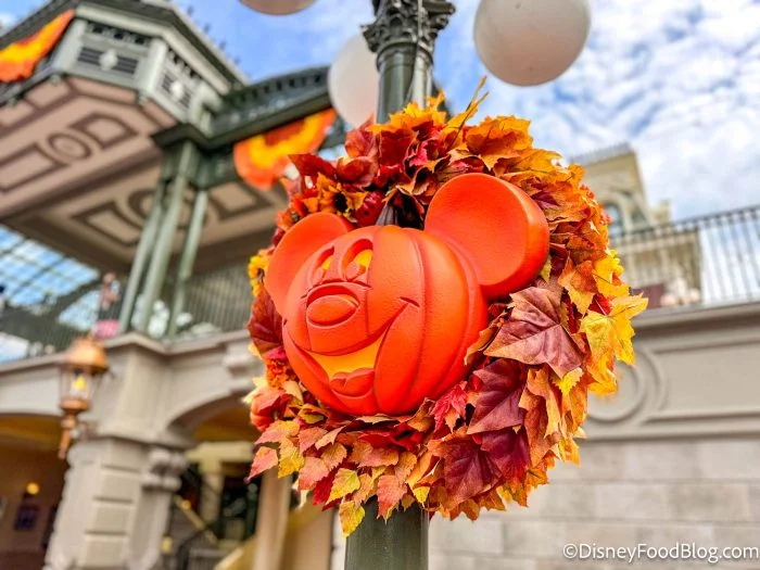 2024-wdw-mk-halloween-decor-mickey-pumpkin-wreaths-700x525.webp