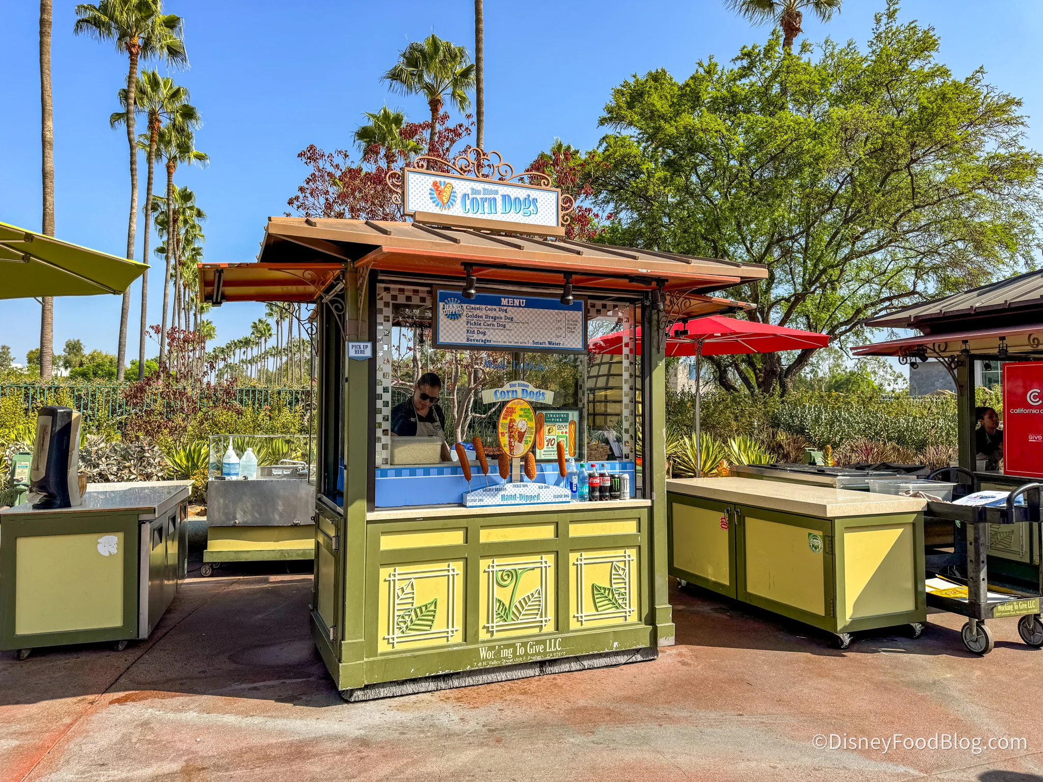 2025-DLR-downtown-disney-blue-ribbon-corn-dogs-Jalapeno-Popper-Mozzarella-Stick-2.webp