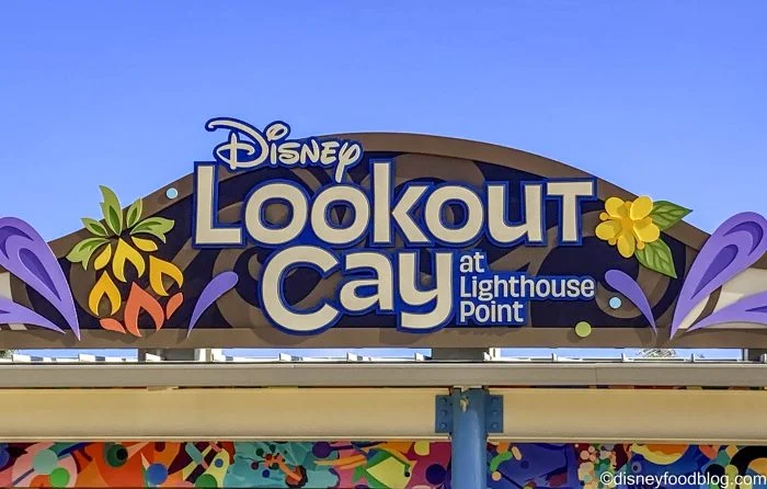 dcl-disney-cruise-line-lookout-cay-at-lighthouse-point-entrance-welcome-2-700x446.webp