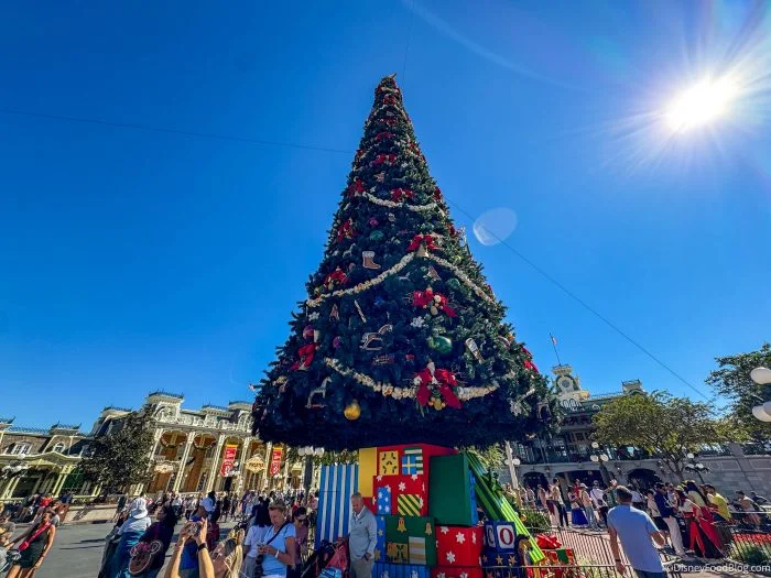 wdw-2025-mk-christmas-holidays-decorations-town-square-main-street-usa-tree-atmosphere-700x525.webp