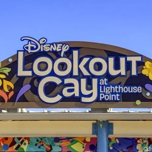 dcl-disney-cruise-line-lookout-cay-at-lighthouse-point-entrance-welcome-2-700x446.webp