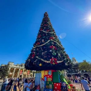 wdw-2025-mk-christmas-holidays-decorations-town-square-main-street-usa-tree-atmosphere-700x525.webp
