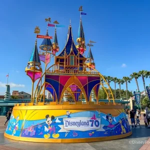 2025-DLR-disneyland-70th-anniversary-Esplanade-Castle-Sculpture-atmo-1-700x525.webp